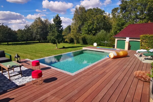 luxury-monoblock-tiled-pool-infinity-edge